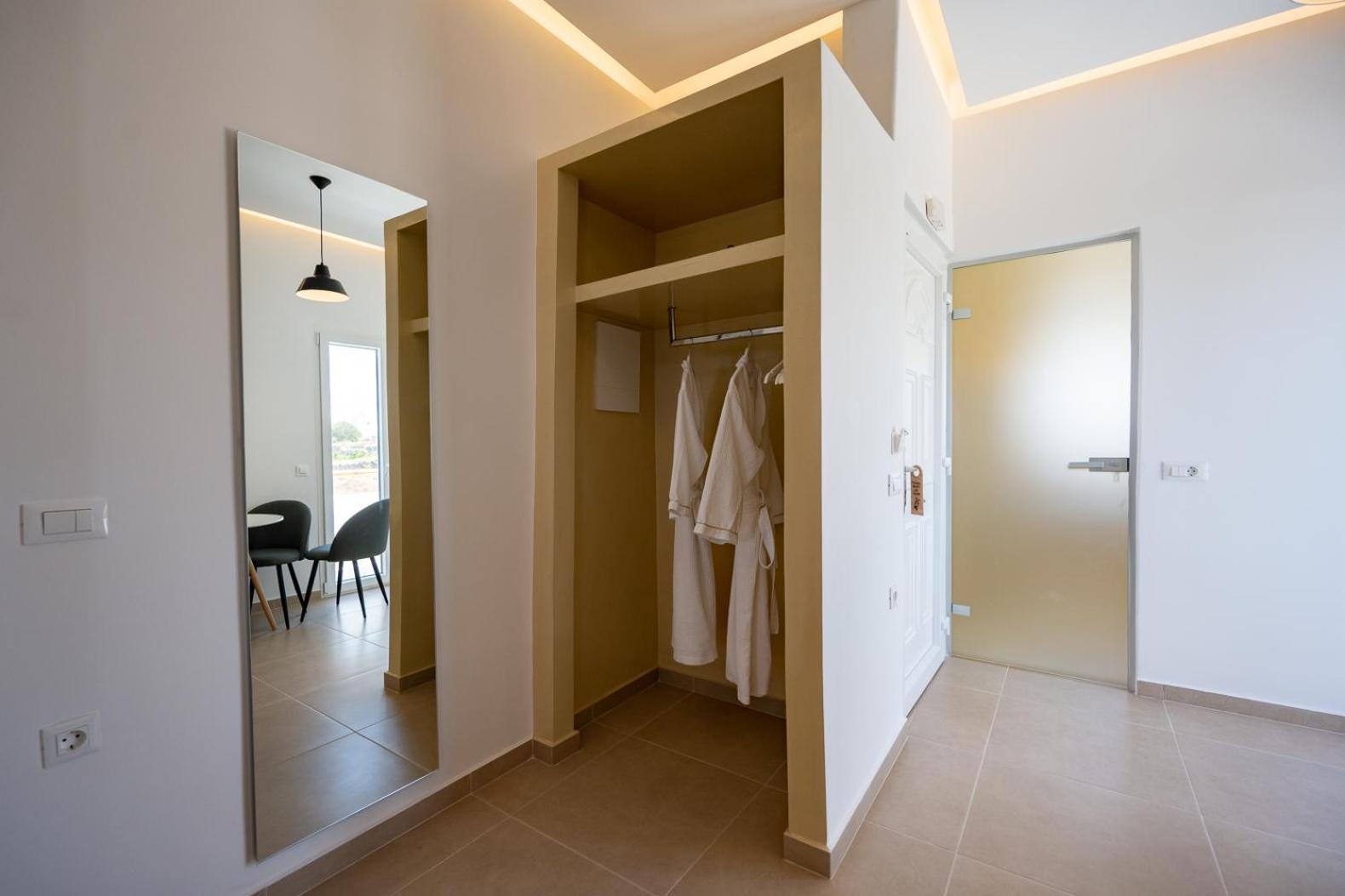 Theophrasti Suites Foinikiá Habitación foto